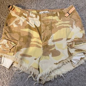 Free people camo denim shorts size 6